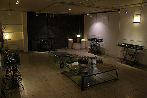 گزارش تصویری نمایشگاه زیور آلات فوژان امیری با عنوان "زمین مال من است" در گالری کاوه