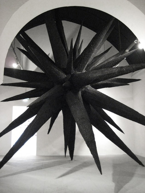 طراحی مجسمه ستاره تاریک توسط Jonathan Anderson