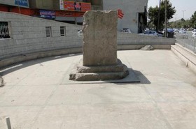 سنگ نبشته تاریخی خرمآباد بیدفاع در برابر باد و باران