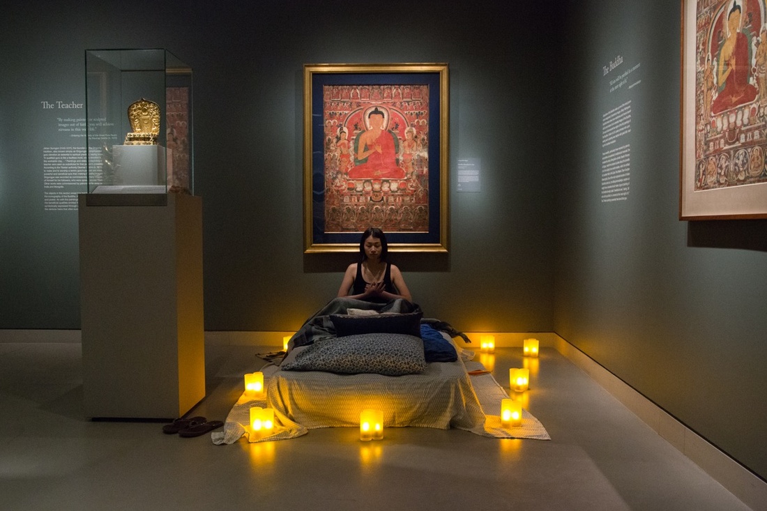 تجربه یک شب خوابیدن در میان اشیای 2000 ساله یک موزه