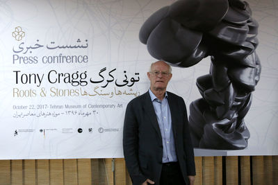 تونی کرگ در ایران مجسمه می‌سازد/ نمایشگاه "ریشه‌ها و سنگ‌ها" ۲ آبان افتتاح می‌شود