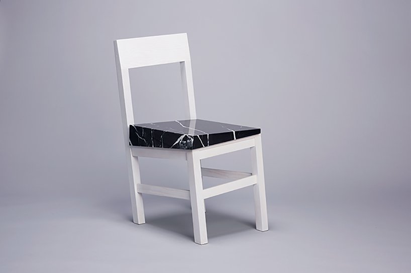 طراحی توهمی از سقوط در یک صندلی