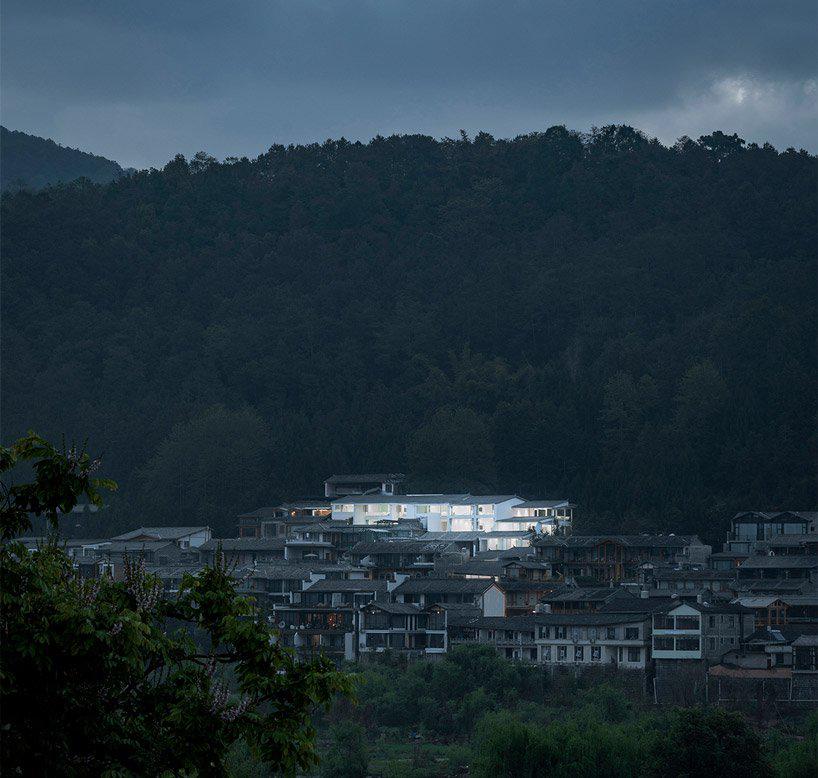 a zig-zagged entrance articulates STUDIO QIs annso hill hotel in china