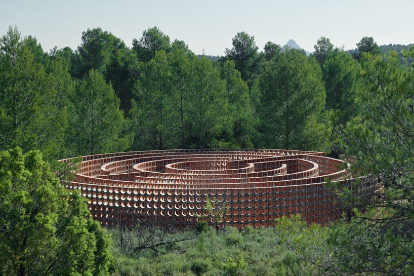 héctor zamora and solo houses exhibit brick labyrinth in a natural gallery space