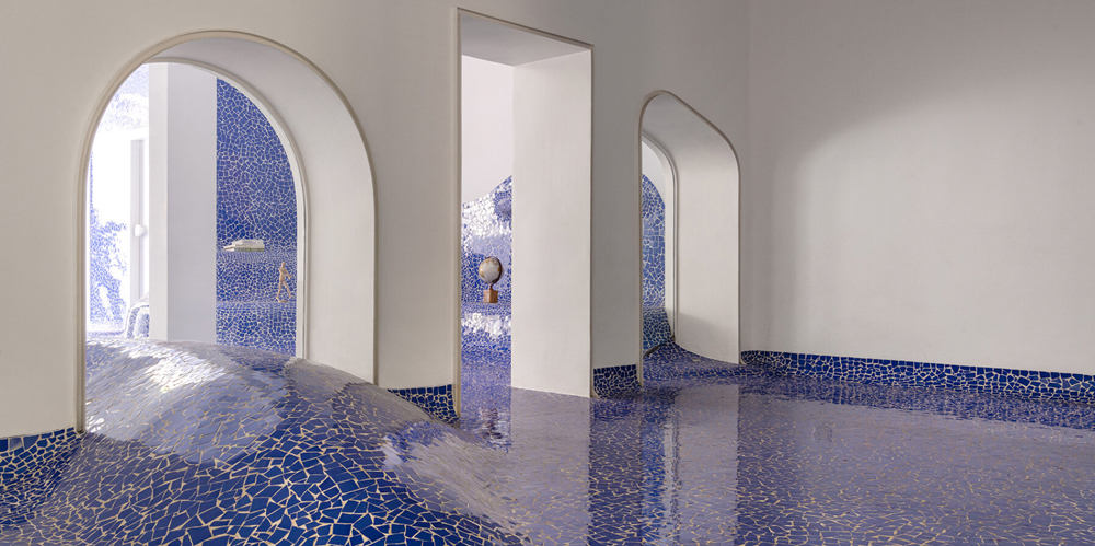 گالری هنری با کاشی کاری‌های آبی مواج پوشیده میشود