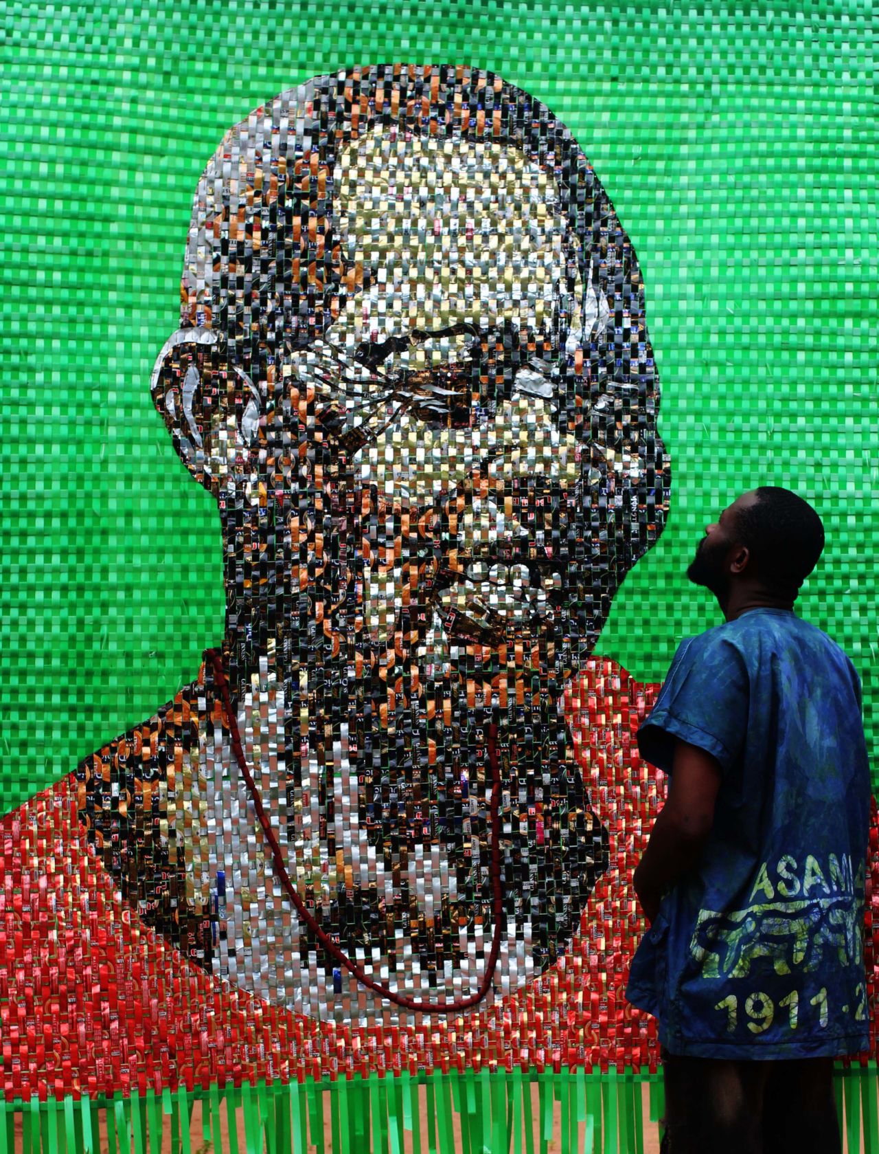 هنرمند نیجریه ای از زباله ها پرتره می سازد