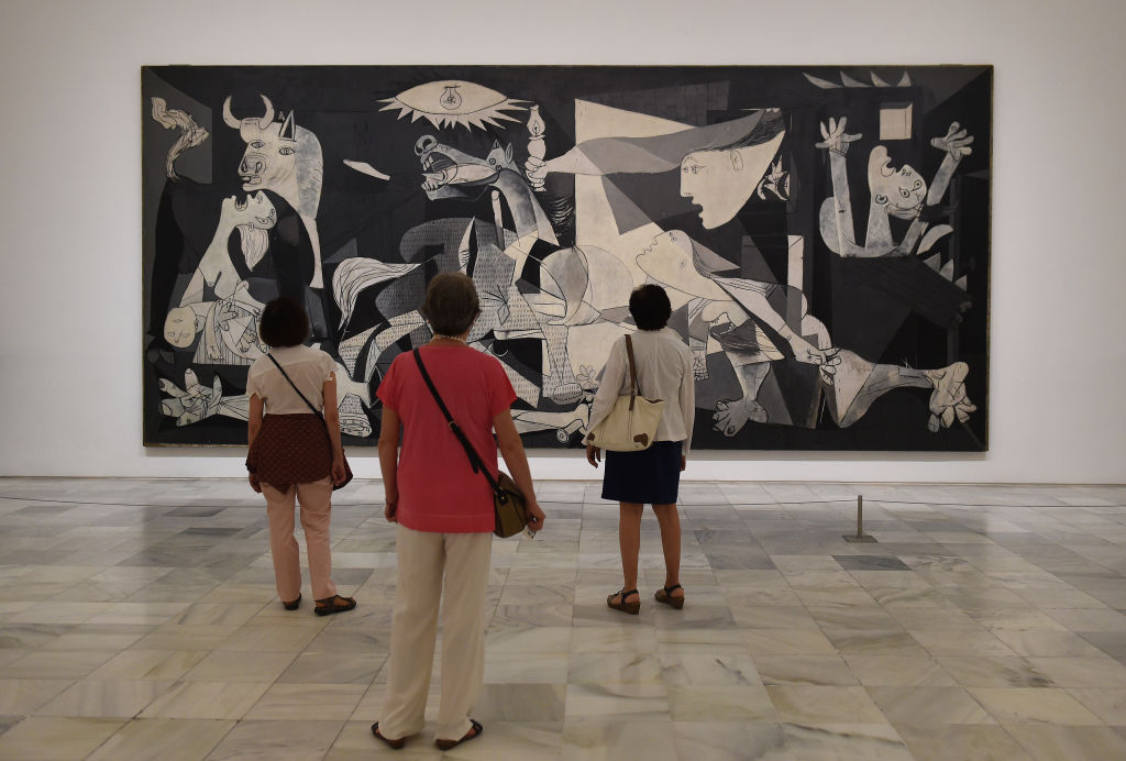 Madrid`s Reina Sofia Has Reversed Its Ban on Taking Photos With Picasso`s Famous "Guernica" in a Bid to Control the Crowds