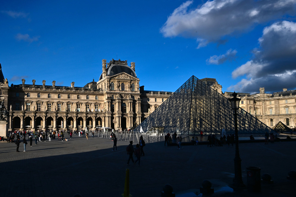 Louvre museum evacuated after bomb threat