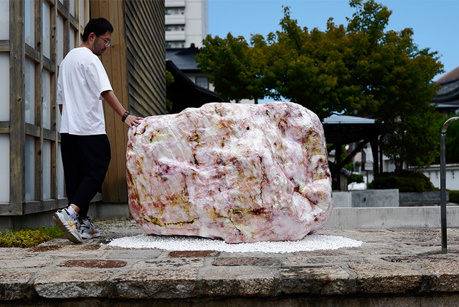 Photo-reflexive stone formations change colors according to sunlight