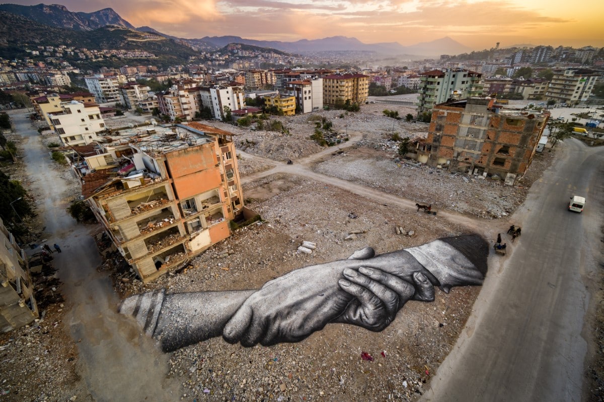 Giant “Helping Hand” Artwork Brings Message of Hope Amidst Rubble From Turkey`s Earthquake