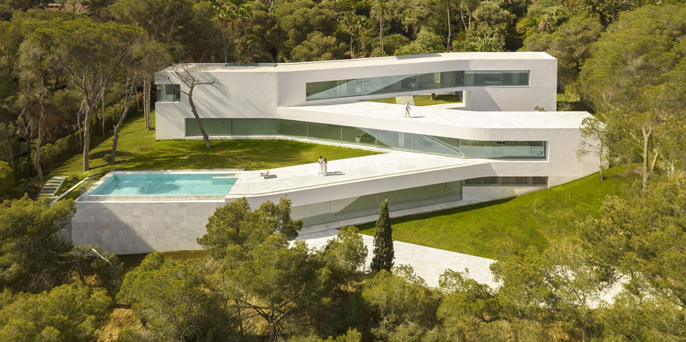 طراحی خانه ساحلی شیب دار در اسپانیا