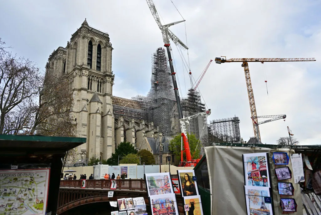 پیشنهاد جایگزینی پنجره‌های کلیسای نوتردام با هنر معاصر خشم فرانسه را برانگیخت