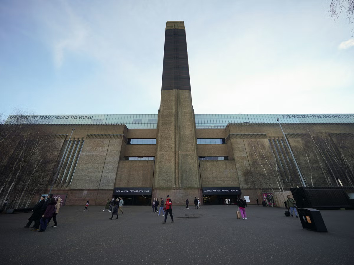 Tate Modern: Man dies after falling from London gallery