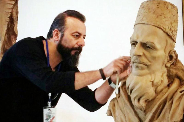 توسط هنرمند شیرازی؛ سردیس «مختوم قلی فراغی» به موزه دانشگاه هنر ترکمنستان اهدا شد