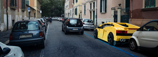 وسایل نقلیه لِگو در خیابان های معروف ایتالیا؛ هنجارشکنی بصری