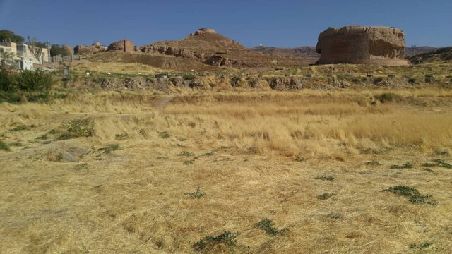 کشف سازهای با کاشیکاریهای ۷۰۰ ساله در ربعرشیدی