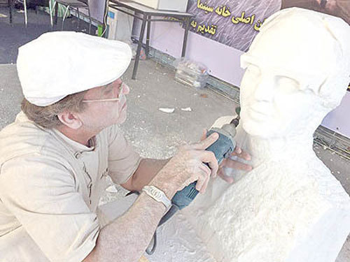 رونمایی از سردیس کیارستمی در هالهای از ابهام