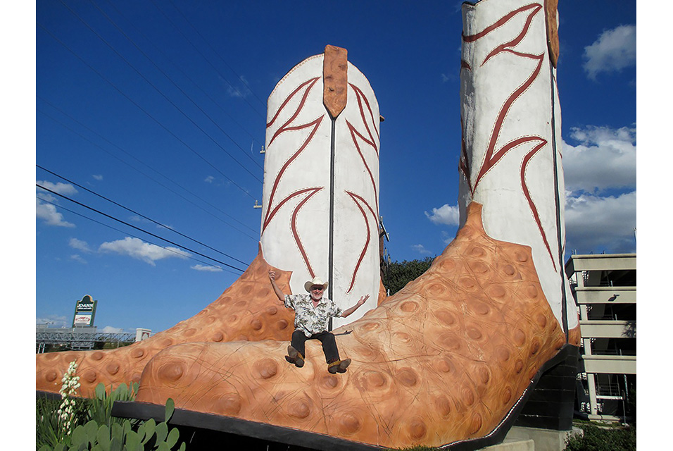 Bob Wade, sculptor of the outlandishly large, dies at 76