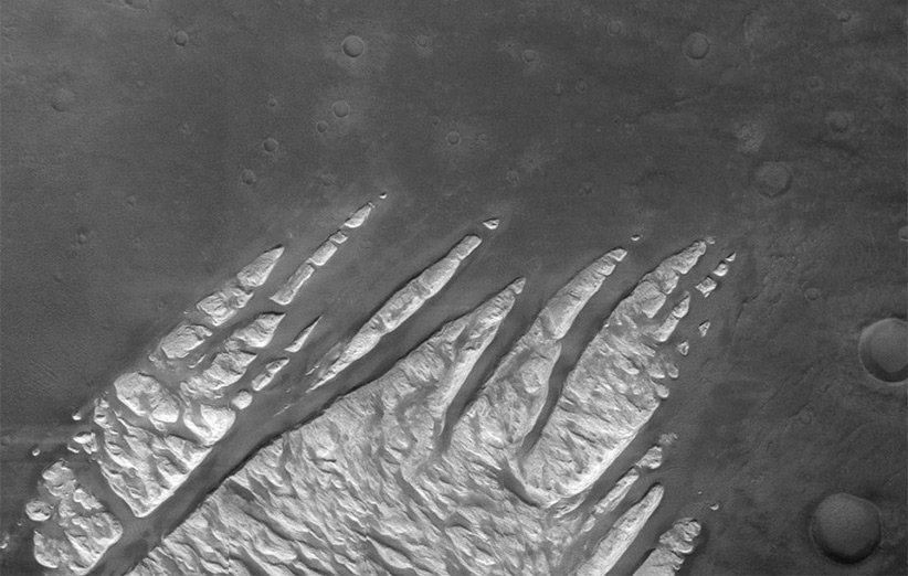 تصویر نجومی ناسا ۲۶ بهمن ۹۴/ انگشت‌های سفید روی مریخ