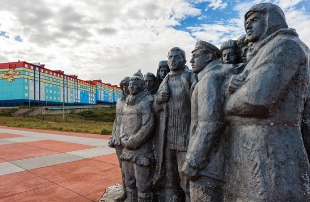 منظره‌نماهای کمونیسم: تاریخی از دل بناها ـ اُوِن هَترلی