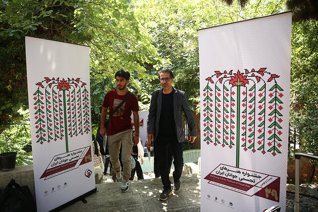 طراحی پوستر جشنواره تجسمی جوانان کپی شده؟