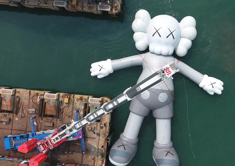 تندیس غولپیکر KAWS در Art Basel هنگکنگ
