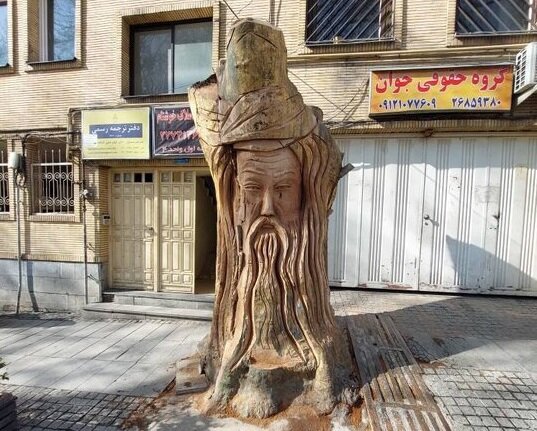 بقایای چنار ۳۵۰ ساله در باغفردوس به مجسمه مولانا تبدیل شد