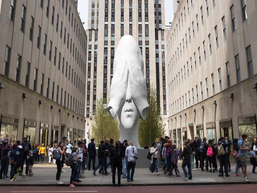 مجسمه ای از jaume plensa در مرکز rockefeller