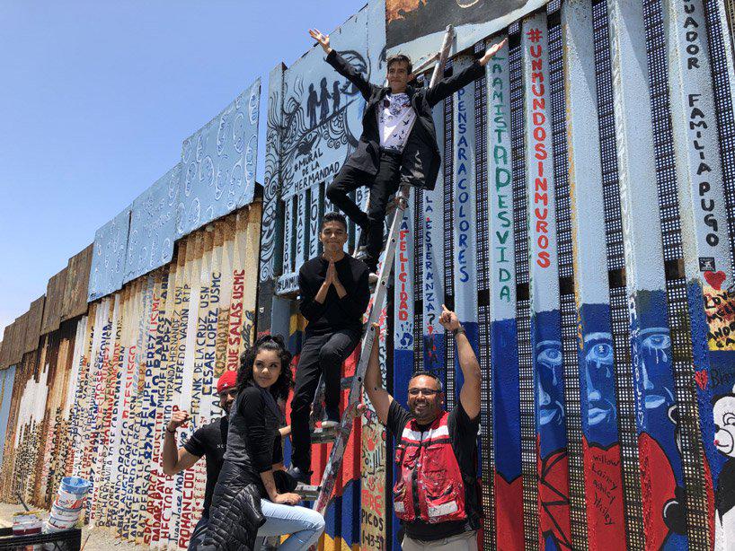 3,800 volunteers join artist enrique chiu to create giant mural on US-mexico border