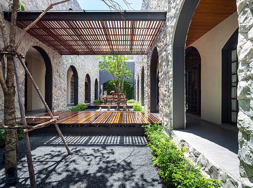junsekino forms a lush courtyard at the center of tare house in bangkok