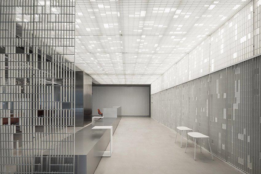baranowitz goldberg architects turns industrial elements into modern office in tel aviv