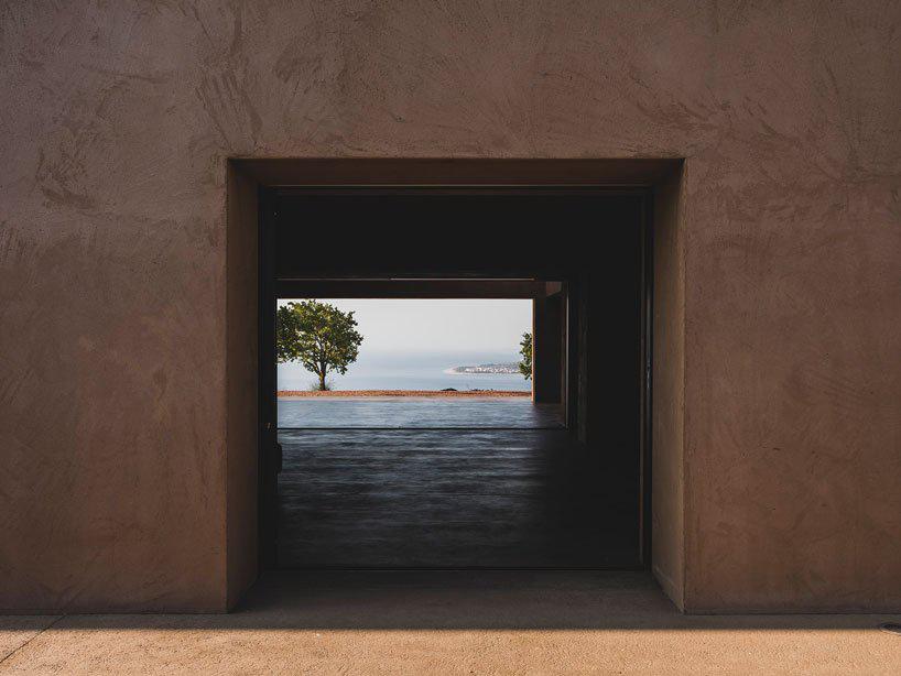 MORQ frames mediterranean calabria landscape with villa RA: the house that looks