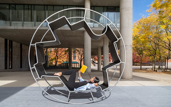 rotating zero.gravity chair draws on iconic modernist furniture for a mobile workspace