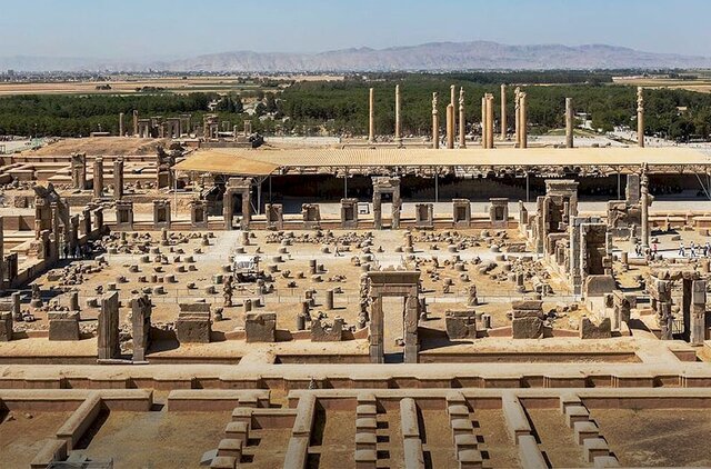 انتقال سند مالکیت ۹ هکتار زمین کنار تختجمشید