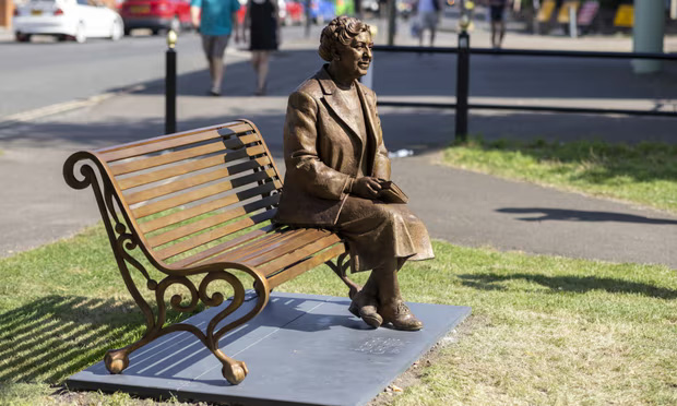 Agatha Christie statue takes seat on bench in Oxfordshire town