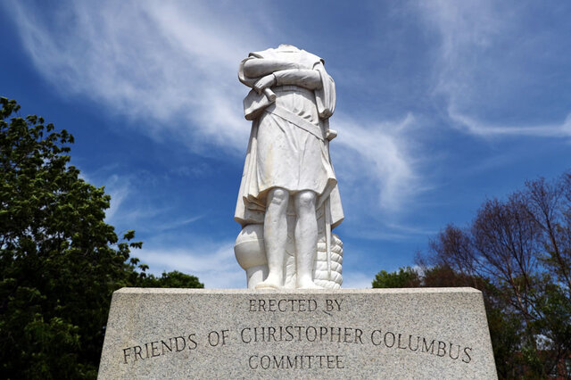 مجسمه‌های «کریستف کلمب» مورد حمله معترضان قرار گرفت 